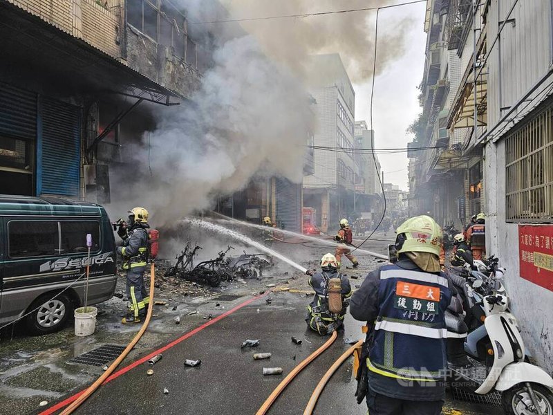 新北市三重區一間工廠8日上午發生火警，現場冒出大量火煙，消防局獲報立刻派員到場布水線灌救。（翻攝照片）中央社記者曹亞沿傳真　115年1月8日