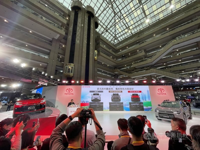 和泰集團8日宣布2026年加速器徵案，與Starfab邀請新創團隊擴展人工智慧（AI）應用智慧營運新模式。 圖為2026台北新車大展和泰車展區。中央社記者鍾榮峰攝　115年1月8日