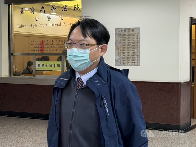 北檢徐姓檢察官（前）與民進黨派系大老吳乃仁等人共餐，涉有違失，損害廉潔形象情節重大，移送懲戒法院。法院8日開庭，徐男表示，已自我檢討，連累無辜同事及相關人，也對法務部感到抱歉。中央社記者劉世怡攝　115年1月8日