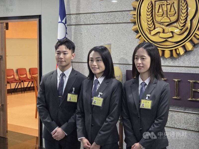 法務部調查局8日舉行調查班第62期結業典禮，結業成績第1名學員藍予妙（中）與第2名謝孟軒（右）、第3名趙彥翔（左）同框留影，受訪分享結業心情。中央社記者謝君臨攝　115年1月8日