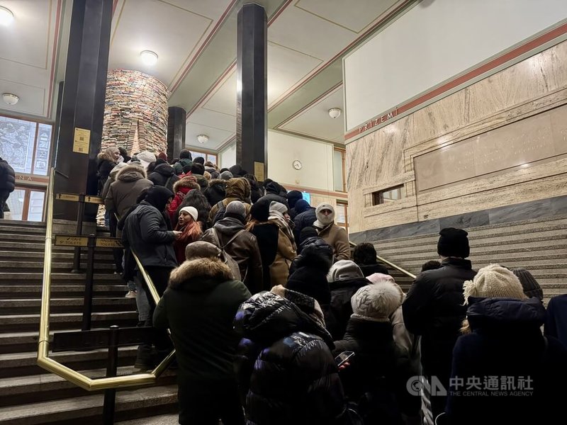 布拉格市立圖書館的書塔因在社群平台曝光爆紅,出現打卡人潮,有時遊客甚至需要排隊1小時,才能一窺書塔的鏡面深處並拍照留念。中央社記者劉郁葶布拉格攝 115年1月8日