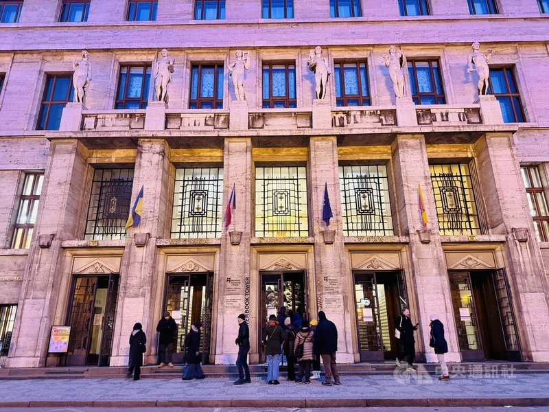 布拉格市立圖書館的書塔因在社群平台曝光爆紅,吸引許多遊客前來拍照。隨著社群媒體興起,公共機構如何在人氣飆升後,在維持日常運作與滿足觀光需求之間取得平衡,已成為重要議題。圖為布拉格市立圖書館。中央社記者劉郁葶布拉格攝 115年1月8日