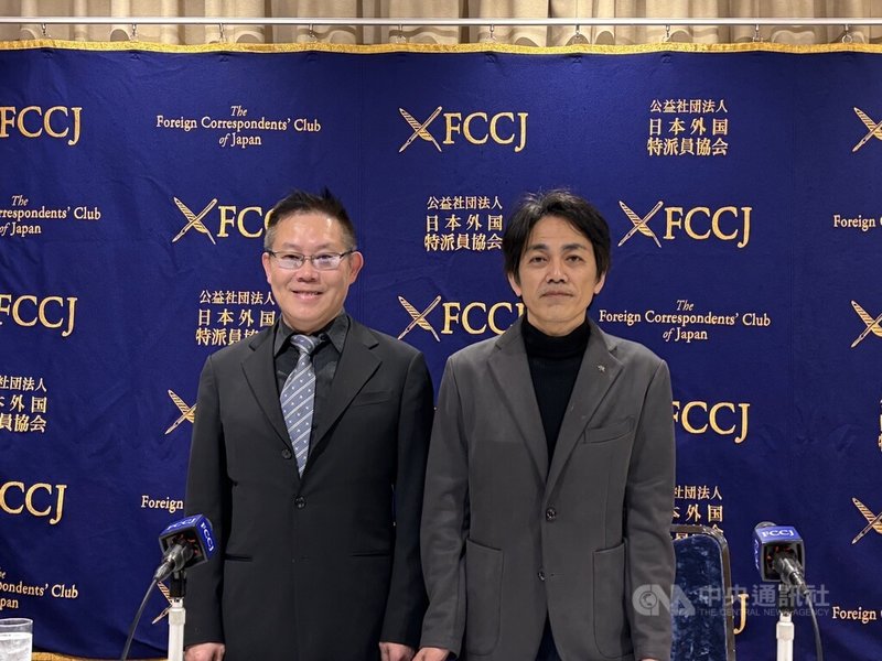日本防衛省智庫「防衛研究所」中國研究室長増田雅之（右），與東京大學東洋文化研究所特聘研究員林泉忠（左）8日在日本外國特派員協會以「台灣議題引發的日中對立」為題舉行記者會。中央社記者戴雅真東京攝　115年1月8日