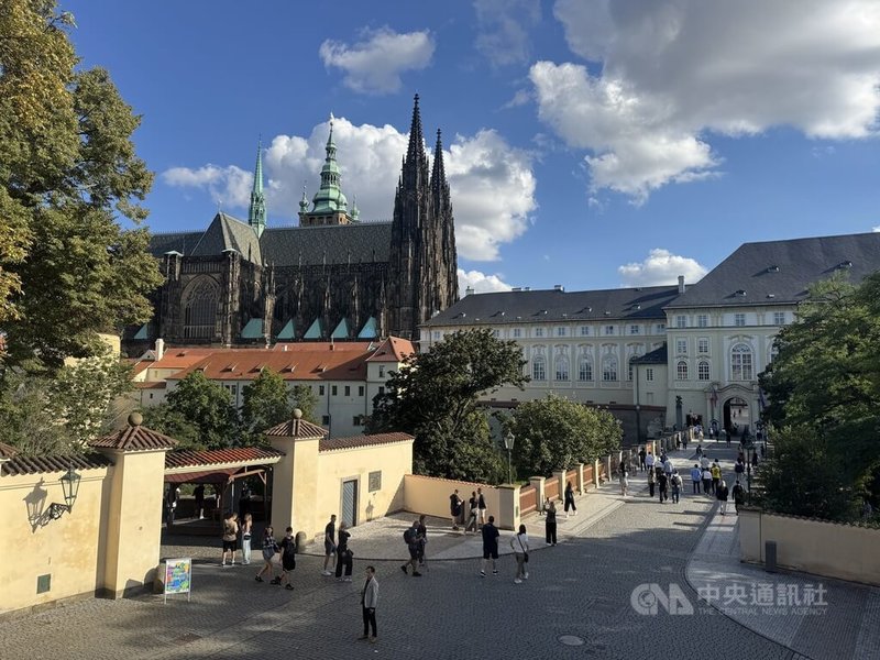捷克各地城堡與官邸的參觀人次在2025年明顯成長，其中布拉格城堡吸引270萬人次付費參觀，創下6年新高。中央社記者劉郁葶布拉格攝　 115年1月8日