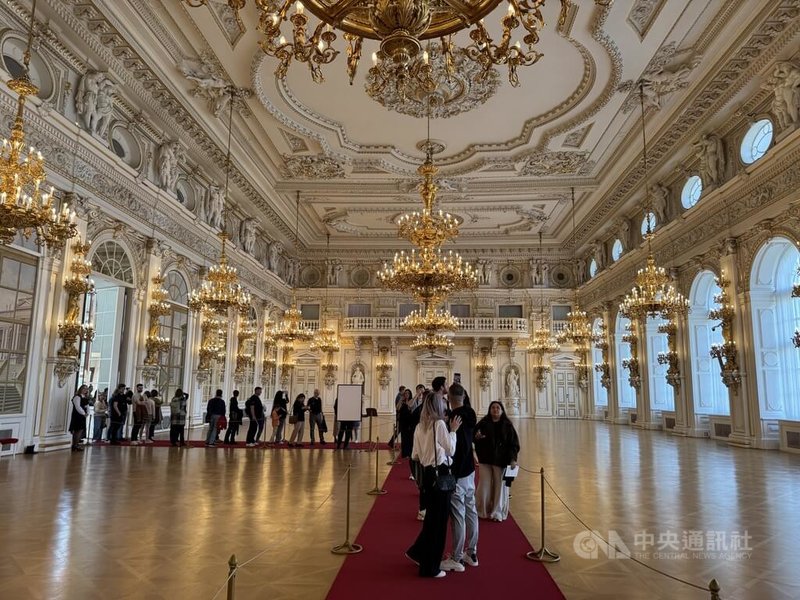 據統計，2025年共有270萬人次參觀布拉格城堡，高於2019年260萬人次紀錄，這些付費參觀遊客大多為外國人。中央社記者劉郁葶布拉格攝　115年1月8日