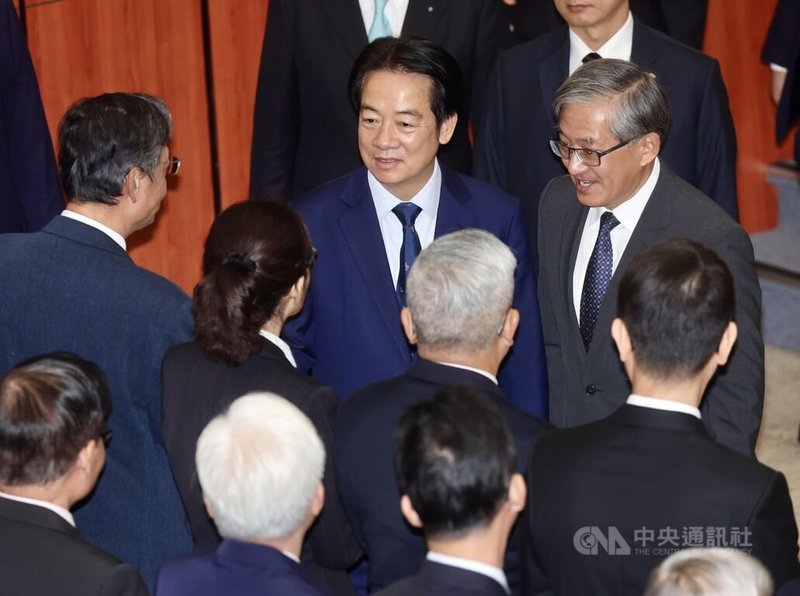 總統賴清德（左）8日出席法務部調查局調查班第62期結業典禮，會後在調查局長陳白立（右）陪同下，向觀禮人員握手致意。中央社記者張皓安攝　115年1月8日