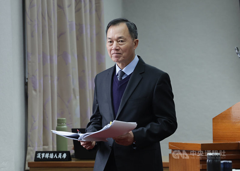 行政院提陸海空軍刑法修法，增訂現役軍人對敵人表示效忠最重處7年等罰則。立法院聯席會議8日開會，國防部副部長鍾樹明（圖）等人列席說明並備質詢。立委主張修法須符合法律明確性原則，司法院則建議增加適性犯要件，避免過度擴張懲罰範圍。中央社記者裴禛攝　115年1月8日