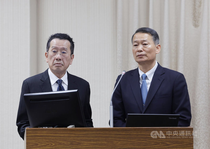 針對對美新購的66架F-16V（block70）戰機進度，空軍參謀長李慶然中將（右）8日在立法院答詢指出，美方正在努力中，首架已於114年底完成試滑、試飛，目前持續執行飛行測試中；國防部長顧立雄（左）表示，截至1月7日為止，在美國生產線組裝56架，包括46架單座機、10架雙座機。中央社記者裴禛攝　115年1月8日