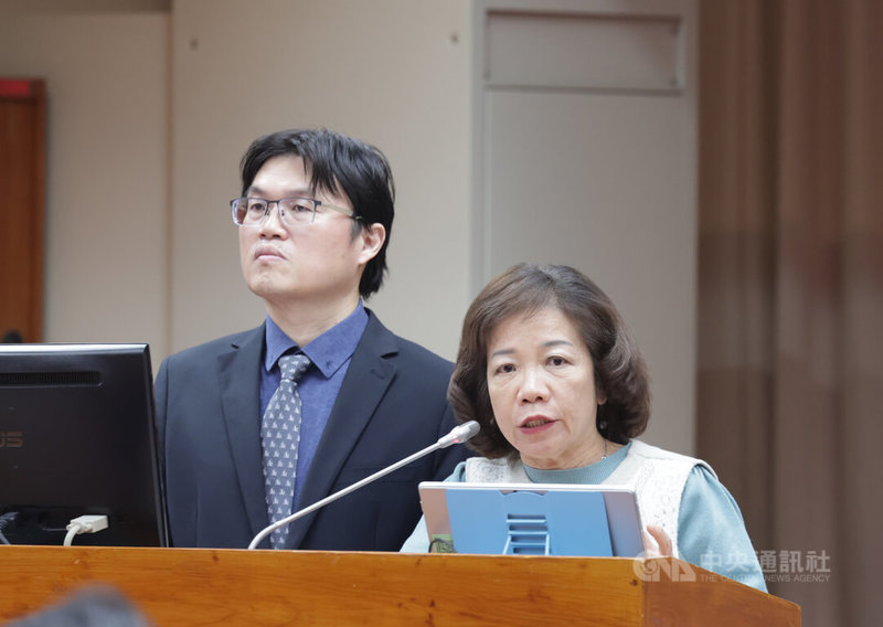 苗栗亞太創意技術學院停辦6年，亞太學院公益董事日前舉行記者會，指控教育部執意分割、變賣校產還債，影響校地完整性，更控訴教育部曾試圖阻擋3所公立大學接手亞太校地。教育部技職司長楊玉惠（右）8日在立法院備詢表示，絕對沒有阻擋，若3位校長有接到她的電話，願意馬上請辭。左為教育部次長朱俊彰。中央社記者裴禛攝　115年1月8日