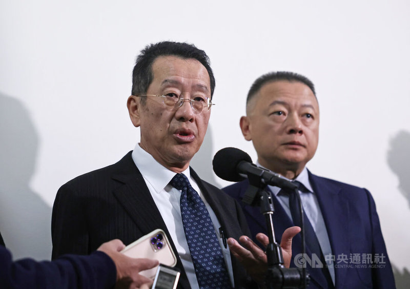 針對F-16V(blk20)戰機的模組化任務電腦(MMC)妥善情況,國防部長顧立雄(左)8日在立法院接受媒體聯訪表示,模組化任務電腦在民國114年1月升級之後,已經是呈現穩定的狀態,沒有媒體所報導「不堪負荷」的狀況。中央社記者裴禛攝 115年1月8日