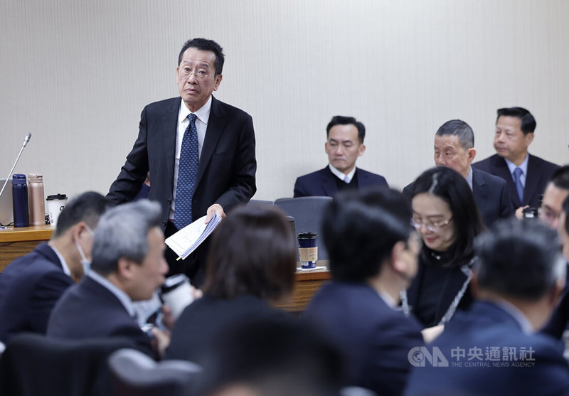 立法院外交及國防委員會8日邀請國防部、外交部、國家安全局、海洋委員會海巡署報告「中共近期對台軍演之軍事威脅研析、國際情勢應對及國安應處作為」，國防部長顧立雄（後左）列席備詢。中央社記者裴禛攝　115年1月8日