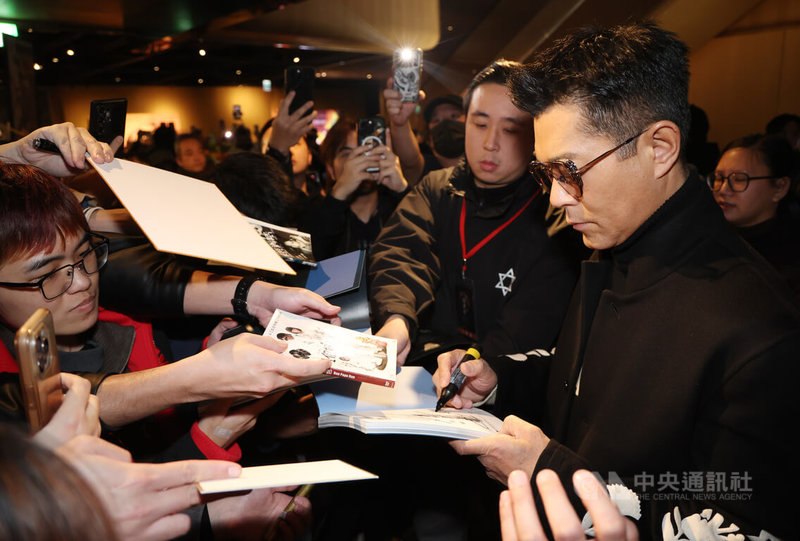 電影「尋秦記」首映會8日在台北舉行，港星古天樂（前右）離場時，許多影迷爭相上前索取簽名，出道多年魅力不減。中央社記者張新偉攝　115年1月8日