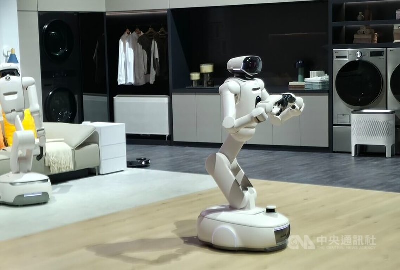 韓國LG電子在拉斯維加斯展示剛發表的智慧家庭機器人CLOiD。中央社記者張欣瑜拉斯維加斯攝　115年1月8日