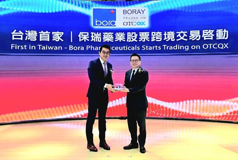 保瑞藥業董事長盛保熙（左）8日表示，2025年突破很多營運難關，整合速度比預期慢一點，不過今年將會開花結果，整體營運趨勢向上。（保瑞提供）中央社記者何秀玲傳真　115年1月8日