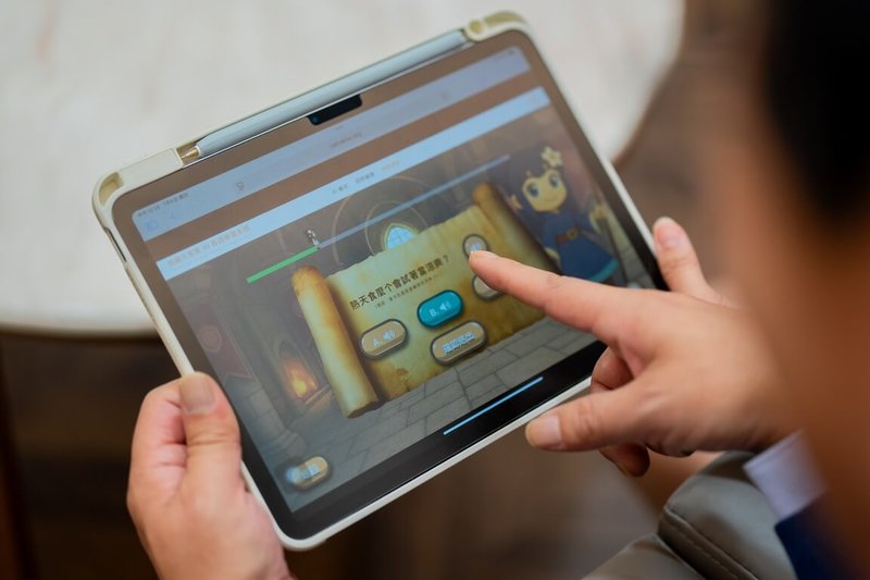 桃園市政府客家事務局推出整合AI聊天、即時翻譯及闖關測驗三大功能的「桃園大客家Taoyuan TAI Hakka」系統，採Web App形式開發，無須下載安裝即可跨裝置使用。（客家局提供）中央社記者葉臻傳真　115年1月8日