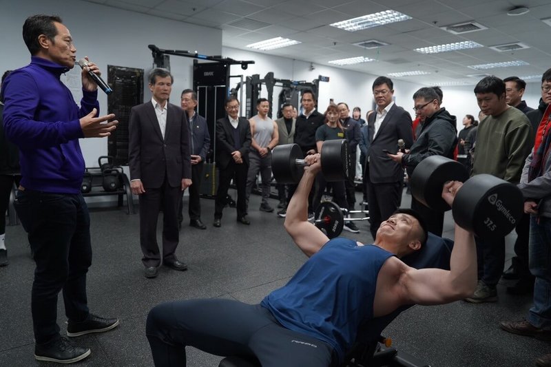 台北市警察之友會8日捐贈訓練運動器材，並委託專業運動健身團隊規劃，強化市警局健身中心功能；警察局長李西河（左2）表示，將善用這批器材，加強訓練優化員警身心健康。（台北市警察局提供）中央社記者黃麗芸傳真　115年1月8日