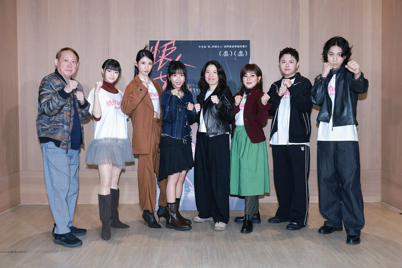 電影「恨女的逆襲」8日舉辦宣傳記者會，監製何平（左起）和演員黃惟、李千娜、林怡婷、導演李宜珊、演員王彩樺、田翔元、曾皓澤一同出席。（華映娛樂提供）中央社記者洪素津傳真　115年1月8日