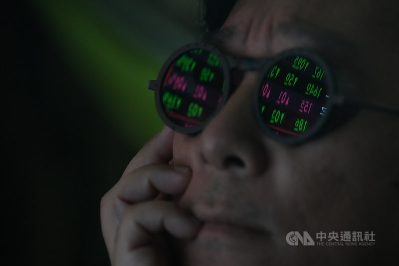 台股8日早盤一度跌逾160點，但在買盤力挺下，台積電回神，指數盤中攻上30593.49點創歷史新高，隨後多空持續交戰，指數回到平盤附近震盪，終場下跌74.92點，收在30360.55點。中央社記者徐肇昌攝　115年1月8日