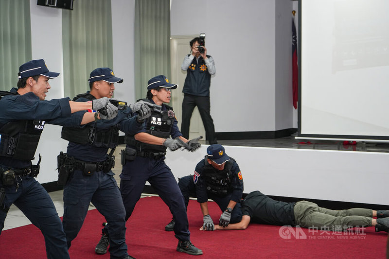屏東縣警局新添購包含防割手套、拋射式電擊器在內等警備,完善員警出勤時的安全保障,8日在潮州分局模擬民眾失控突發事件,員警配戴防護裝備示範演練。中央社記者黃郁菁攝 115年1月8日