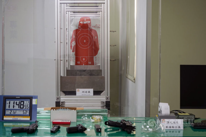 屏東縣警察局槍彈實驗室8日揭牌啟用,未來空氣槍鑑驗不必再送往位於台北的內政部警政署刑事警察局鑑定,可大幅縮短鑑驗時程。中央社記者黃郁菁攝 115年1月8日