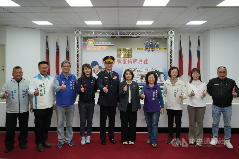 屏東縣警察局槍彈實驗室8日正式揭牌,包含縣長周春米(右5)及警察局長甘炎民(左5)等人出席,共同主持揭牌儀式。中央社記者黃郁菁攝 115年1月8日