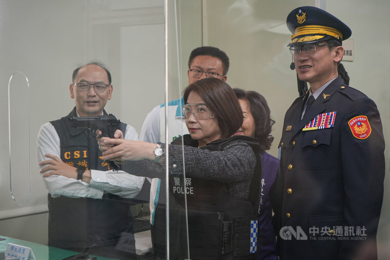 屏東縣警察局建置槍彈實驗室，8日在潮州分局揭牌，屏東縣長周春米（前中）在揭牌儀式後視察實驗室設備並親自體驗射擊。中央社記者黃郁菁攝　115年1月8日