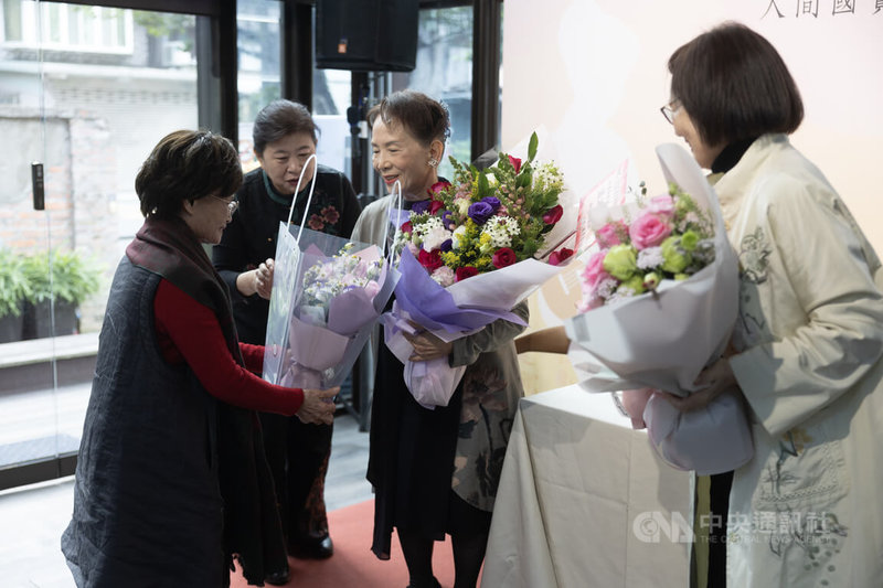 文化部文化資產局8日在台北舉辦「古韻悠遠－人間國寶陳嬿朱的南管風華」新書發表會，現場與會者向南管音樂保存者陳嬿朱（右2）、新書作者施德玉（右）獻花致意。中央社記者趙世勳攝　115年1月8日