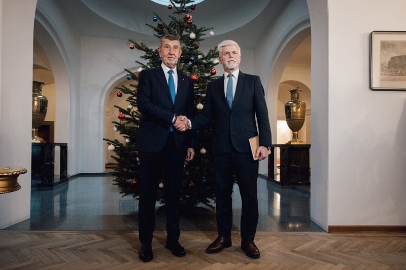 捷克總統帕維爾（右）與總理巴比斯（左）7日在新年午宴上討論內政與外交議題，雙方同意在外交與安全政策上，建立協調與相互通報機制。（捷克總統府提供）中央社記者劉郁葶布拉格傳真 115年1月8日