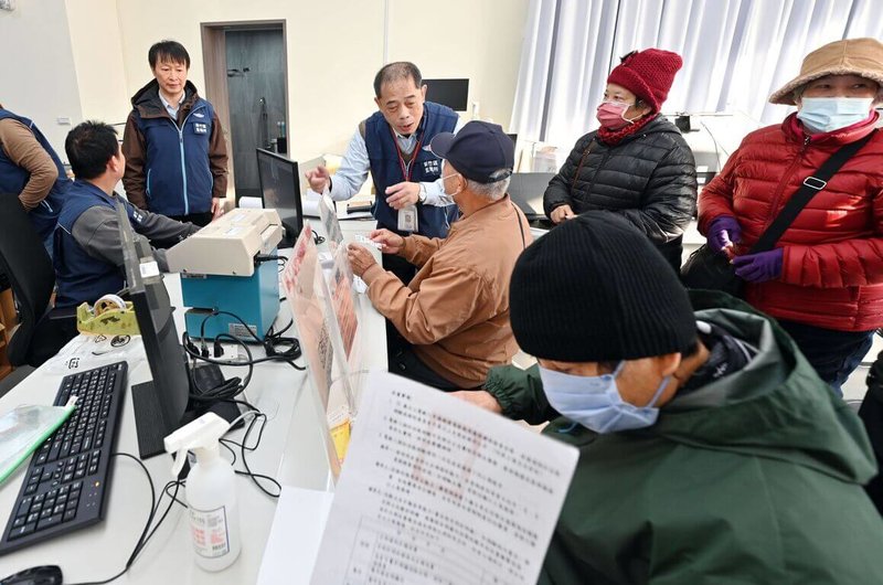 交通部公路局新竹區監理所與苗栗縣政府合作在竹南鎮設立「苗北地區監理服務駐點」,8日正式上線為民服務。(苗栗縣政府提供)中央社記者管瑞平傳真 115年1月8日