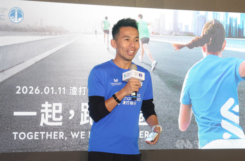 2026渣打台北公益馬拉松11日將開跑，主辦單位8日起一連3天舉辦「跑者備賽基地」，跑步教練梁哲睿（圖）首日應邀到場分享備賽法則。中央社記者張新偉攝　115年1月8日