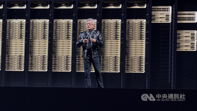 圖為輝達(NVIDIA)執行長黃仁勳於美國消費性電子展(CES)展示新伺服器平台。(中央社檔案照片)