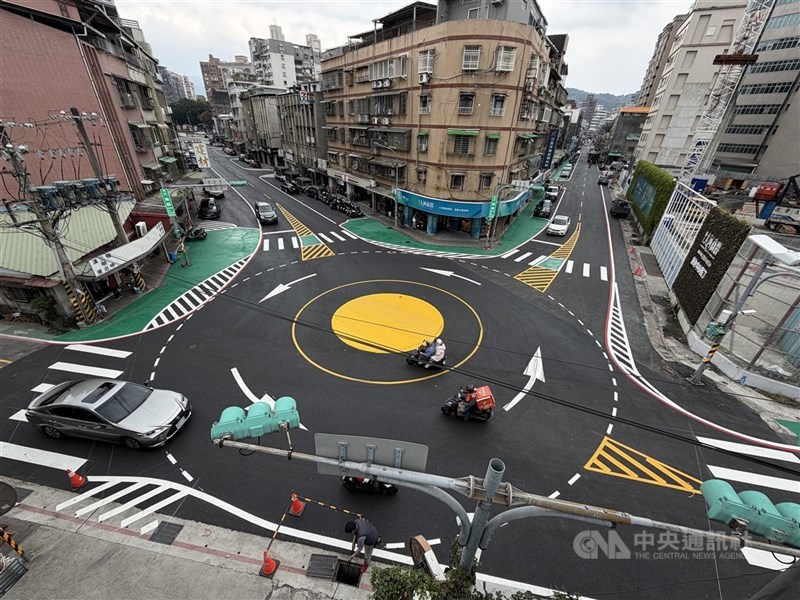 台北市士林區大南路與通河東街二段口，近日畫上大量新標線，在網路社群引起熱議。仍有對標線不熟悉的車輛8日按照以往行車經驗逆向行駛。 中央社記者徐肇昌攝　115年1月8日