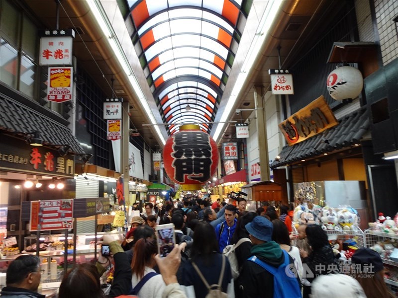 圖為遊客參觀號稱「大阪人的廚房」黑門市場。（中央社檔案照片）