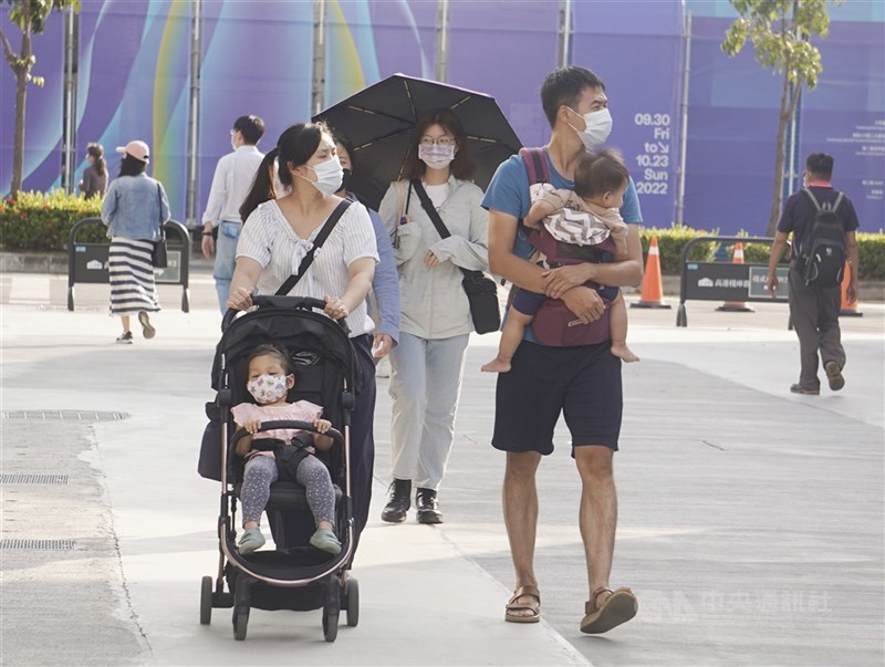 圖為民眾帶小朋友逛街。（中央社檔案照片）