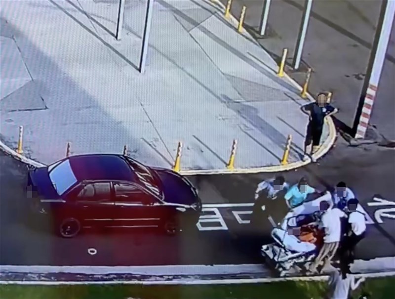 蔣姓男子與李姓男子在彰化醫院外為欠款爆衝突，李男刺傷後走到醫院旁草地，民眾見狀通知院方，李男經急救仍不治，彰化地方法院依過失致死罪判蔣男8月刑期，可上訴。（民眾提供）