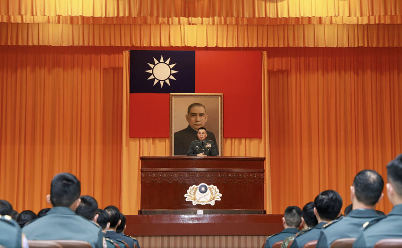 陸軍8日指出，司令呂坤修上將7日主持月會，安排調查局分享中共滲透案例，呼籲全體官兵不能成為國安破口。（陸軍提供）中央社記者游凱翔傳真　115年1月8日