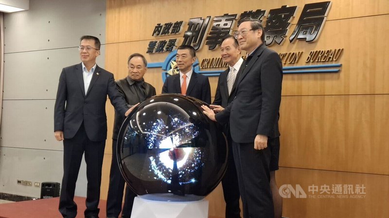 警政署刑事局8日上午舉行「刑事警察發展館」啟航典禮，刑事局長周幼偉（右2）表示，盼透過數位與實體交織空間展現刑事偵查能量。中央社記者黃麗芸攝　115年1月8日