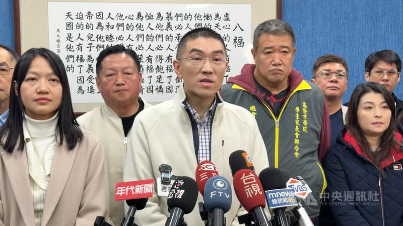 對於民進黨基隆市議員鄭文婷批評免費營養午餐是政策買票，基隆市長謝國樑（中）8日受訪表示，他一上任就針對營養午餐提高市府負擔額，讓質與量能更好；市府是分階段推動，最起碼做到前市府沒做到的。中央社記者王朝鈺攝　115年1月8日