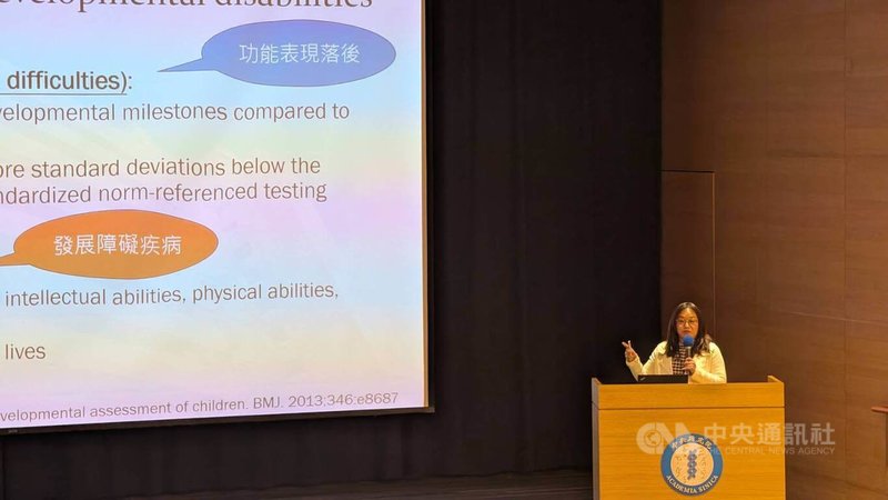 國內18個月到3歲幼兒發展遲緩轉介率高於25%，馬偕兒童醫院兒童發展暨早期療育評估中心主任陳慧如（圖）8日指出，發展遲緩不一定是因疾病，缺乏訓練與刺激也是一大問題。中央社記者曾以寧攝　115年1月8日