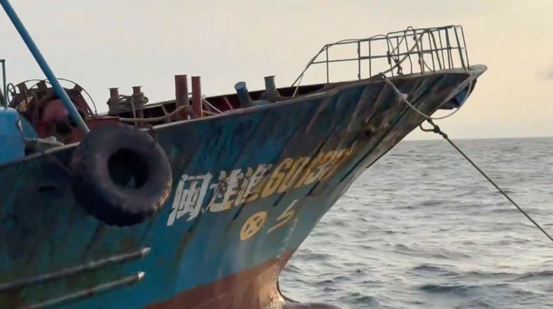 中國籍吳姓船長2025年間駕駛漁船「閩連漁60138」（圖）因過失毀壞台馬第2海纜，連江地院依法判處吳男3個月有期徒刑、可易科罰金。海巡署8日上午會同移民署循小三通模式，強制吳男出境至中國。（海巡署提供）中央社記者潘欣彤傳真　115年1月8日