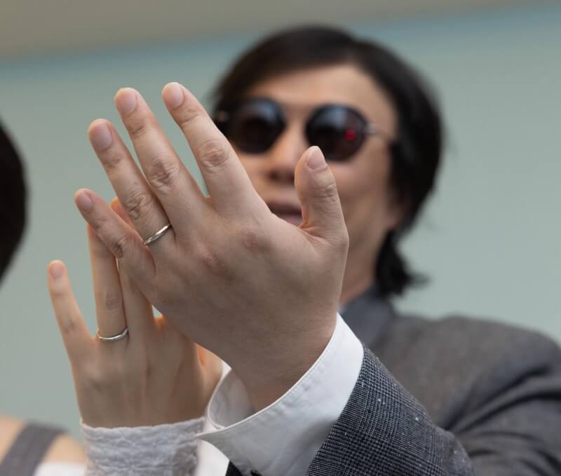 歌手蕭煌奇在社群上宣布婚訊，並曬出與妻子左手無名指上的戒指。（圖取自facebook.com/RickyHsiao）