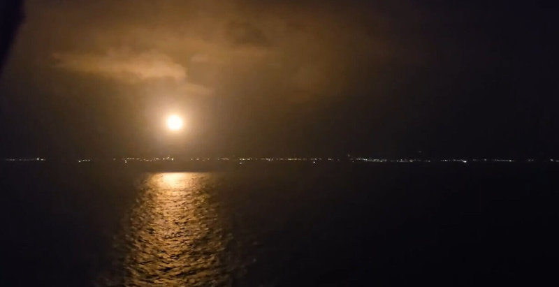 陸海空日夜搜救失聯F-16V上尉飛官辛柏毅，台東空勤黑鷹直升機7日晚間加入支援任務，在照明彈照亮下，低空搜尋海面。 （民眾提供）中央社記者盧太城台東傳真　115年1月8日