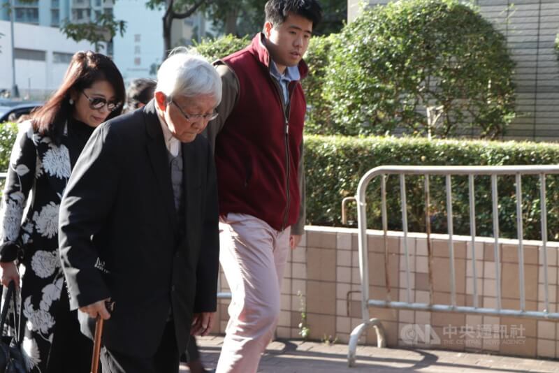 黎智英案去年12月15日宣判，香港榮休樞機主教陳日君（中）與黎智英妻子（左）及兒子（右）進入法庭旁聽。（中央社檔案照片）