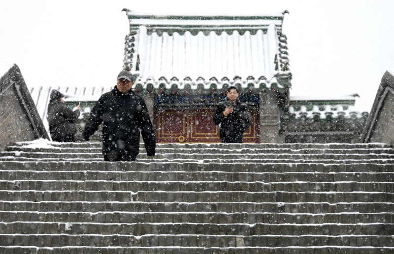 中國河北邯鄲市民眾穿厚衣禦寒。（中新社）
