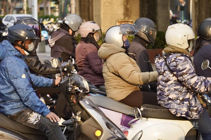 強烈大陸冷氣團及輻射冷卻影響，中央氣象署8日發布17縣市低溫特報，外出應留意防寒。圖為8日午後高雄市前鎮區街頭騎士穿起厚外套禦寒。中央社記者董俊志攝　115年1月8日