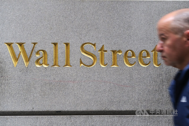 圖為民眾行經美國華爾街附近建築。（中央社檔案照片）