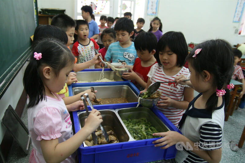 圖為國小學童營養午餐。（中央社檔案照片）