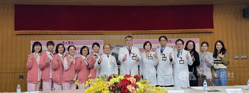 台大醫院打造安寧共同照護模式，相關成果日前刊登於國際權威期刊「美國醫學會網絡開放期刊」（JAMA Network Open）；8日舉行記者會，分享這套以「醫病共享決策」為核心的安寧緩和共同照護臨床作業流程。中央社記者沈佩瑤攝　115年1月8日