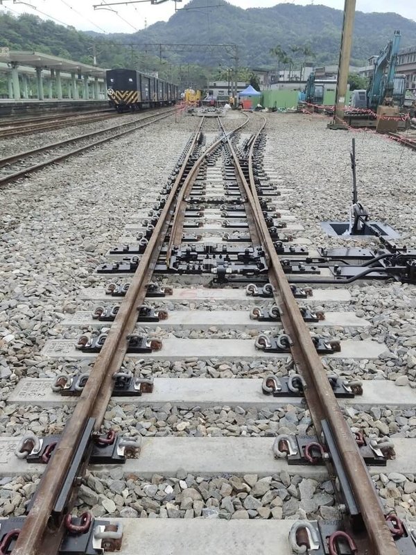 台鐵公司自110年起推動老舊木枕道岔汰換計畫，由宜蘭工務段自辦設計監造、承隆能源科技承攬「宜蘭工務段PC枕型道岔更新工程」，奪得行政院第25屆公共工程金質獎－品質優良獎優等。（台鐵提供）中央社記者黃巧雯傳真　115年1月8日