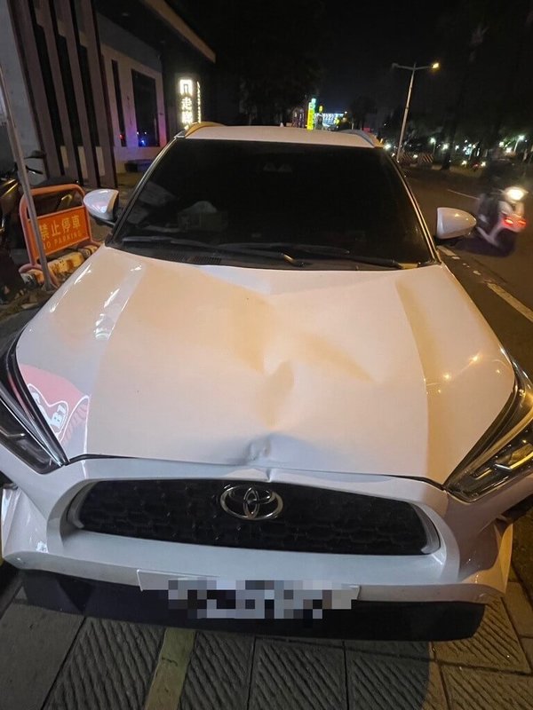 屏東縣陳姓男子與堂兄之間有嫌隙，陳男7日晚間趁堂兄步行時開車大力撞擊，造成堂兄腦震盪，肇事車輛引擎蓋明顯凹陷，足見撞擊力道猛烈。（屏東縣警察局屏東分局提供）中央社記者黃郁菁傳真　115年1月8日